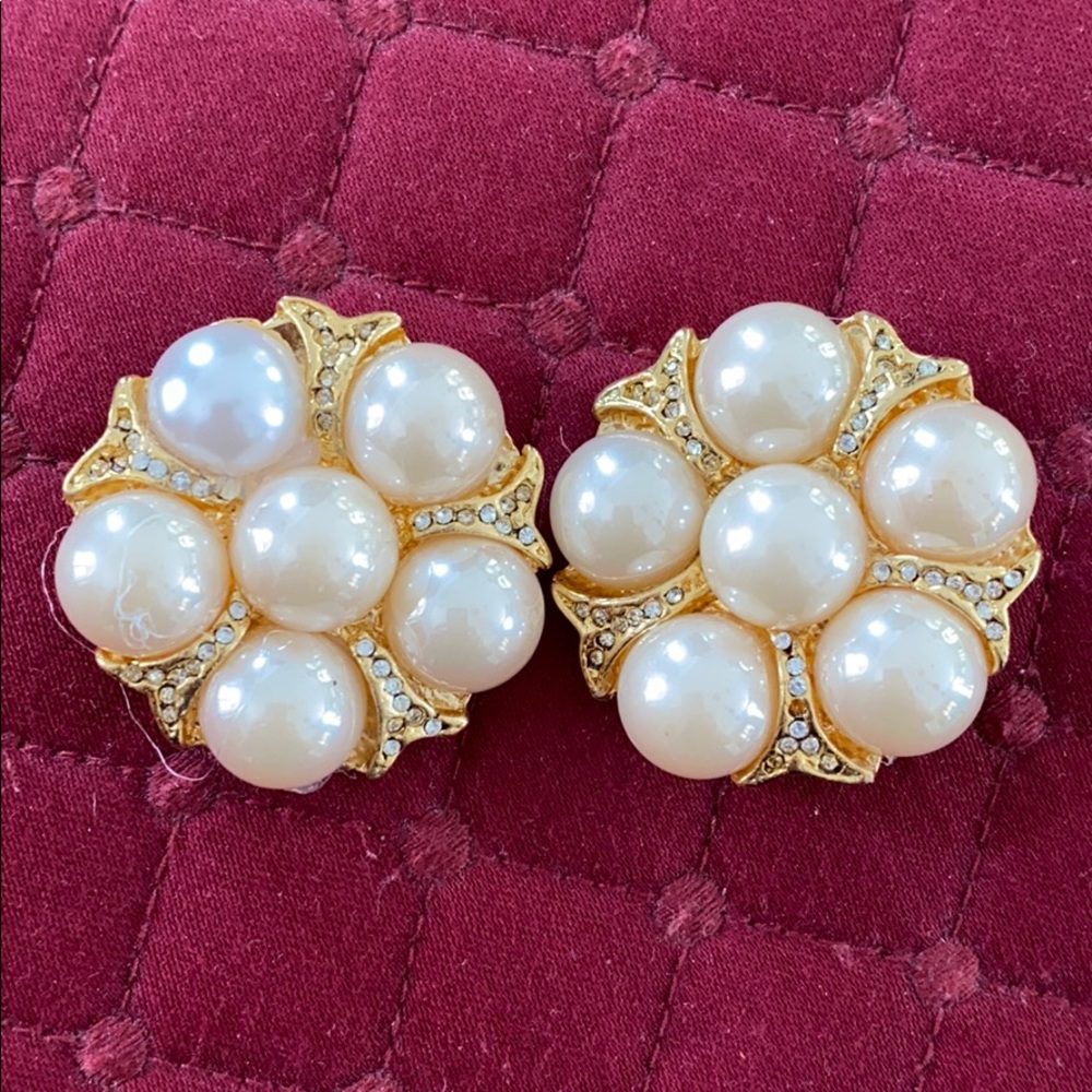 Clip on earrings gold with pearls. Used once.